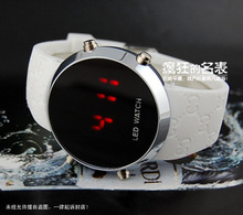 Reloj digital de Gucci / GUCCI LED ver la visión clásica de confianza Armani contemporáneo.  Blanco CK