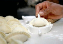 创意家居八厘米 饺子模 家用包饺器 包饺子器 中号 实惠好用