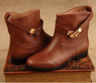  达芙妮短靴女靴子新款秋冬季节女鞋正品真皮英伦马丁靴平跟机车靴