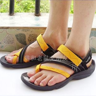  断码正品越南奔兔套趾男沙滩凉鞋、户外时尚潮流透气凉爽轻便防水
