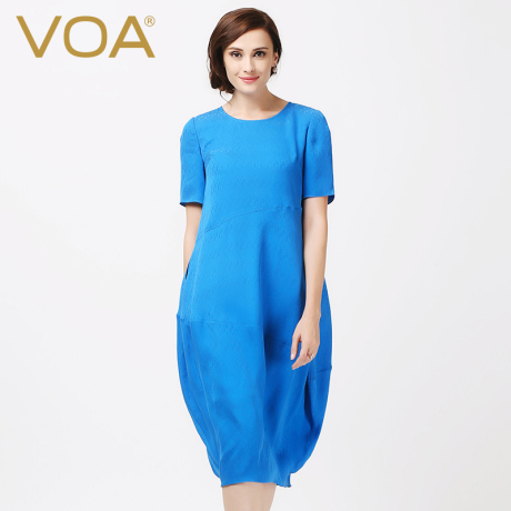 VOA 蓝色圆领短袖O型一字竖袋宽松腰过膝提花真丝连衣裙A5873商品大图