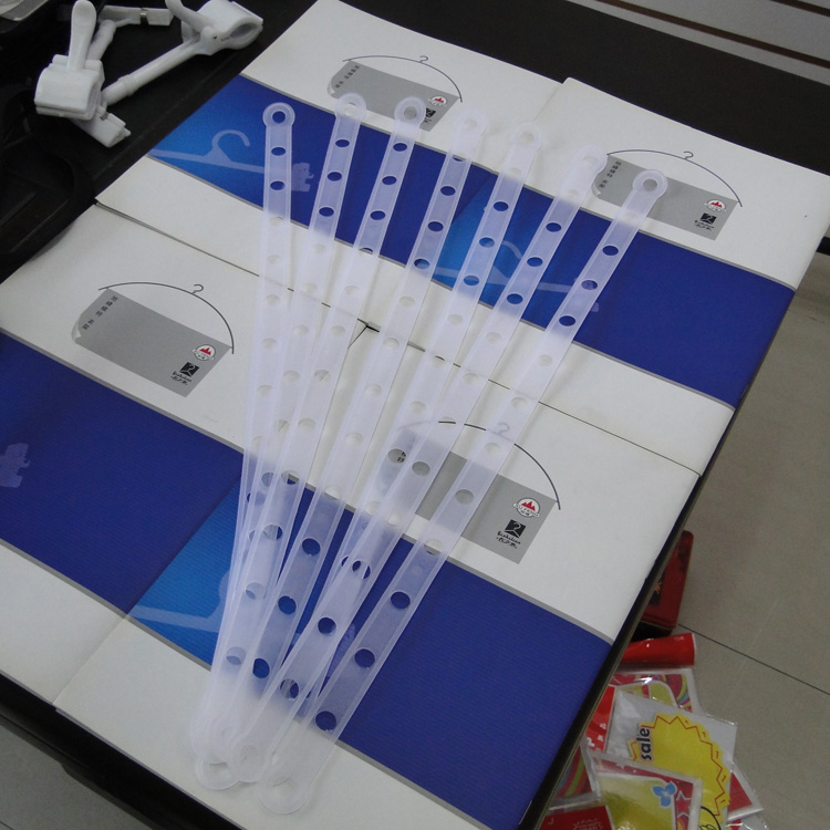服装店 塑料皮条 连接条 链接链 挂衣链条 衣架链条 带孔塑料条在类目 商业/办公家具, 服装店家具, 衣架中 - 来自Buy2taobao.com提供专业的淘宝代购服务