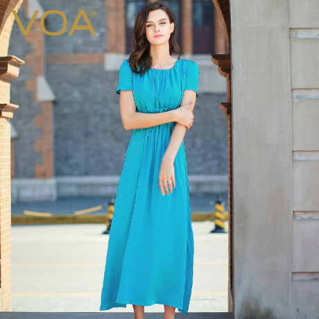 VOA丝绸蓝亮面波纹提花真丝圆领短袖高腰抽褶开叉淑女长连衣裙商品大图