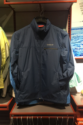 探路者17春夏新款男款连帽休闲衣户外防风徒步旅行外套TAEF81779