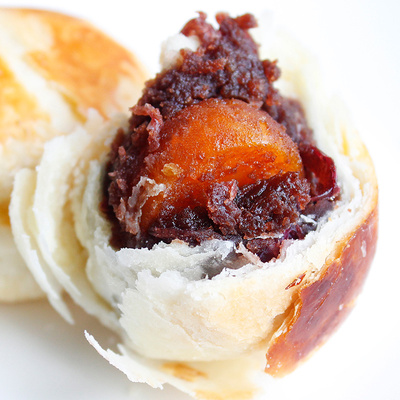 10个包邮 中秋云南月饼 群兴缘玫瑰蛋黄酥月饼散装50克