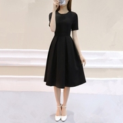 秋季赫本小黑裙连衣裙，女夏黑色款2023气质a型，韩版显瘦中长款