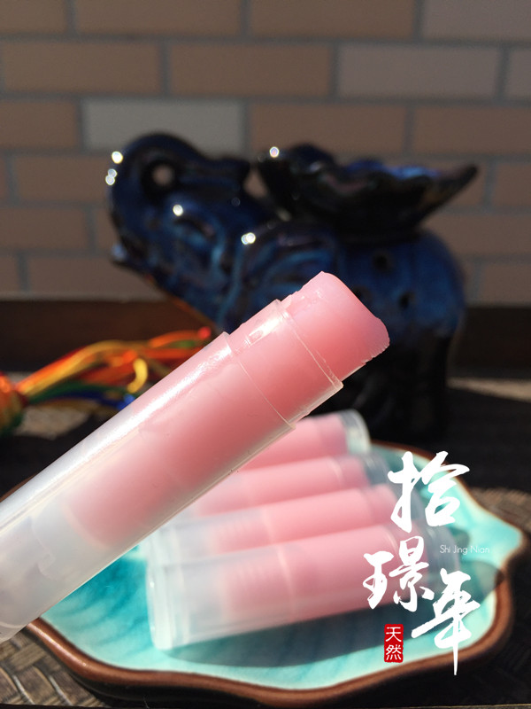 幸福的味道「拾璟年」玫瑰蜂胶唇膏 可以吃的唇膜 滋润缓解脱皮在类目 美容护肤/美体/精油, 唇部护理(新), 唇膜中 - 来自Buy2taobao.com提供专业的淘宝代购服务