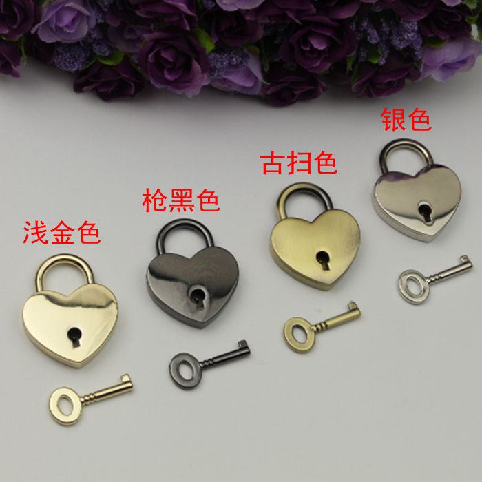箱包挂飾包包小挂鎖裝飾鎖包包心型飾品鎖五金挂飾淺金色裝飾挂鎖在類目 服飾配件/皮帶/帽子/圍巾, 鞋包/皮帶配件, 包配件, 拎環中 - 來自Buy2taobao.com提供專業的淘寶代購服務