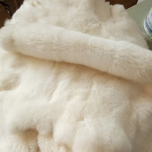 整张獭兔兔子皮真皮毛一体天然白色，做包包袖口鞋手机壳装饰品