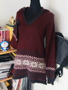 深紫红色民族风格帽子小v领裙摆款长款羊毛，毛衣冬日保暖显瘦