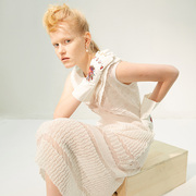 独立设计师loudenannan娃娃领唯美纯白色，针织收腰显瘦连衣裙