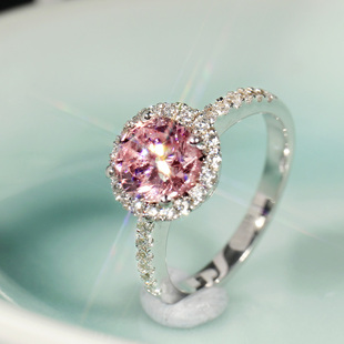 彩色宝石粉钻戒指女莫桑圆形，微镶纯银镀铂金，结婚戒1克拉仿真钻戒