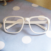 白色全框方形无镜片，眼镜框眼镜架装饰蓝色粉色，紫色红色塑料记忆