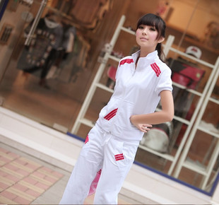 谁能告诉我 今年流行穿什么衣服裤子 鞋子。–