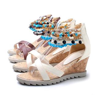 我想买可以配我的白色蕾丝雪纺连衣裙的高跟鞋