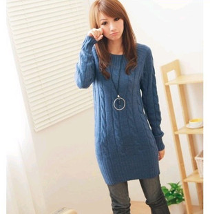 低领中长款毛衣领边和下摆都是蕾丝勾花面料毛