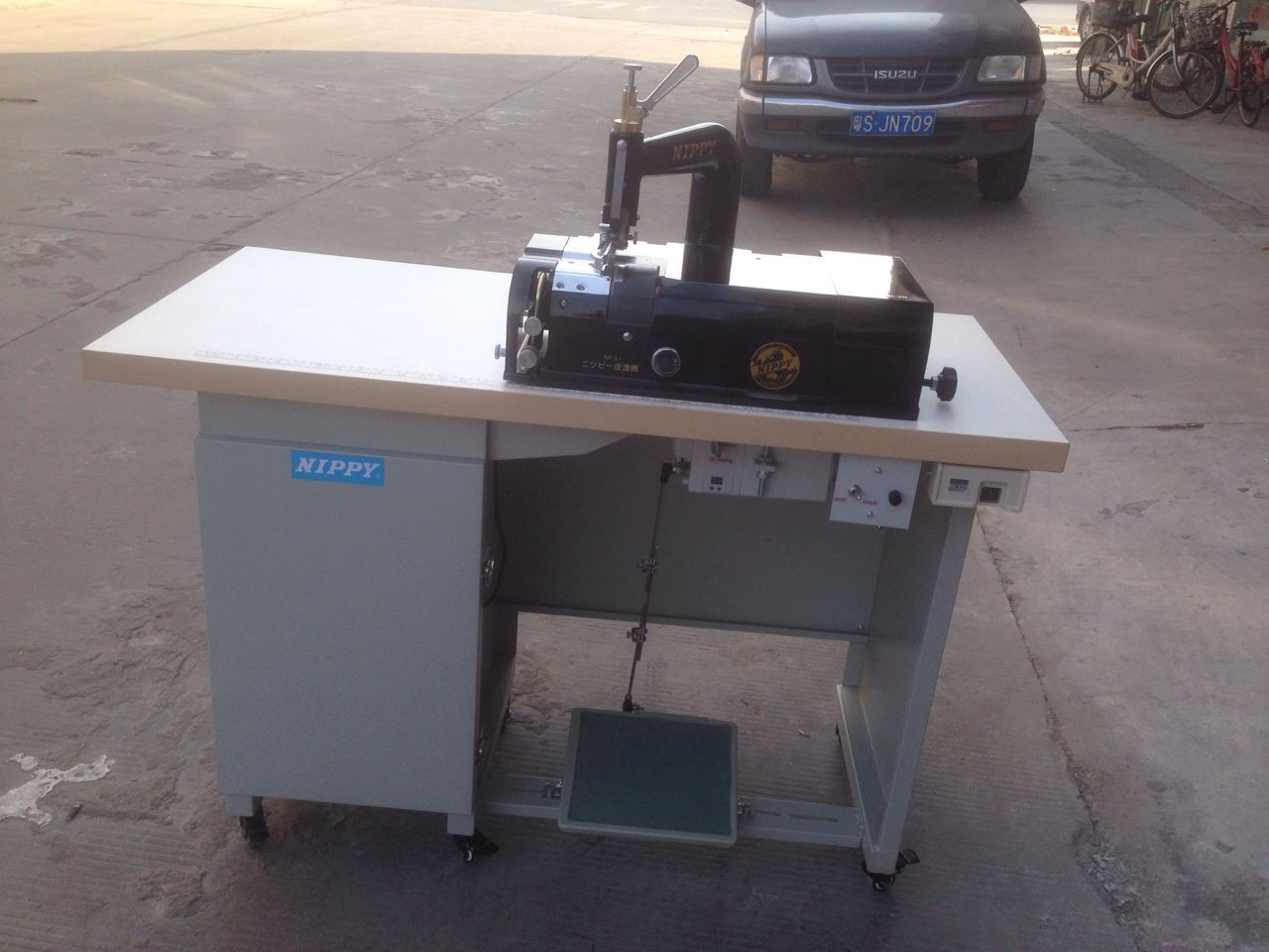 Japan NIPPY day than brand earth Leatherwear Peeling machine / Round knife Peeling machine . Original earth Peeling machine