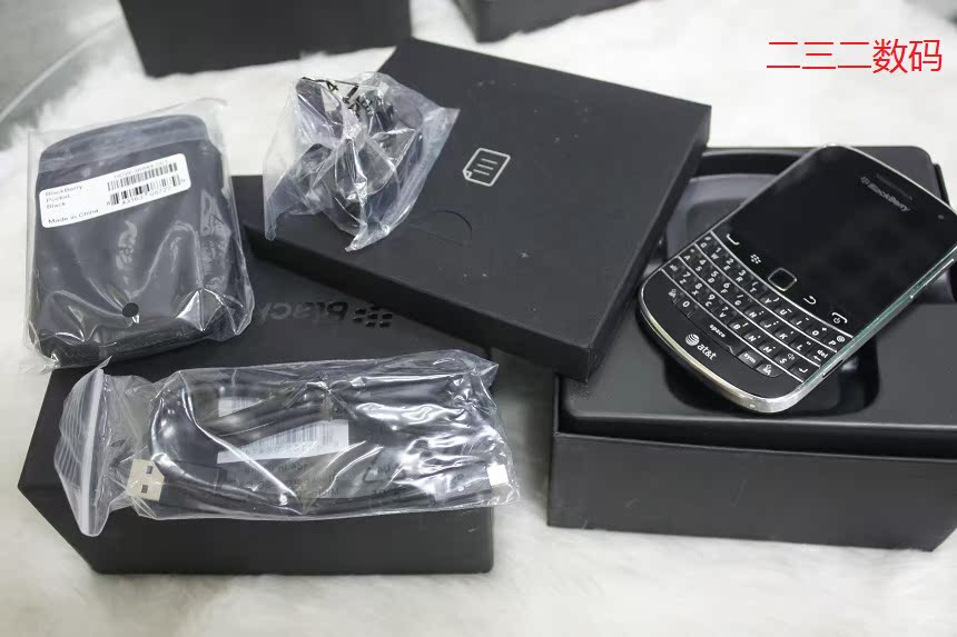 Мобильный телефон BlackBerry 9900 Мобильный телефон BlackBerry 9900