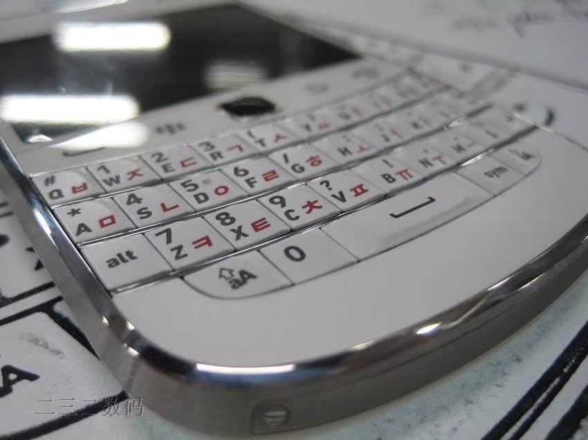 Мобильный телефон BlackBerry 9900 Мобильный телефон BlackBerry 9900