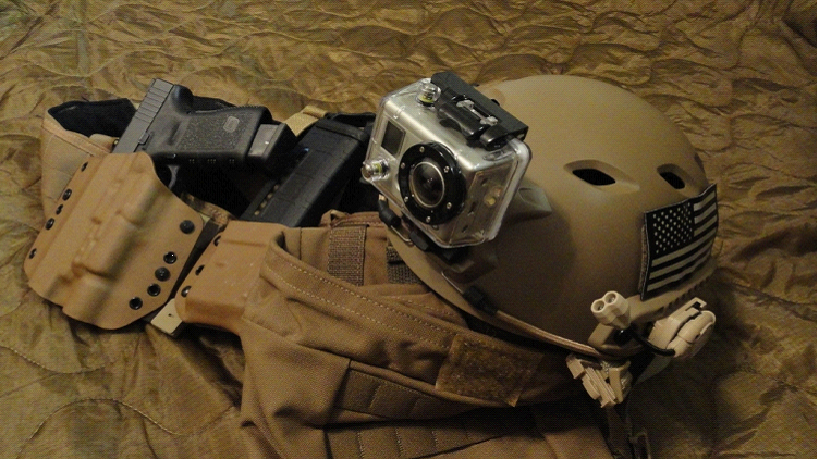 户外登山头盔 轻量防撞骑行头盔塑钢材质 适合