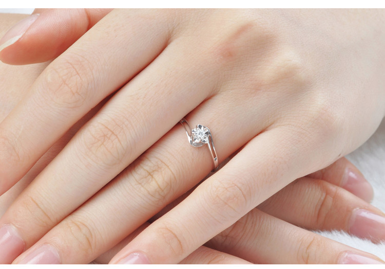 戴维尼 爱之绽放 18K金 <em>女式钻石戒指</em> 时尚钻戒