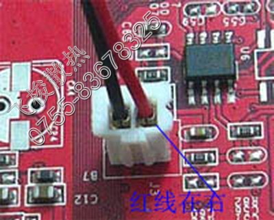 风扇不转,应该是风扇正负极颠倒的缘故,只需要将插头旋转180度再插上