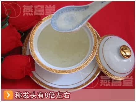 把顶级燕碎皇隔水小火炖制35分钟,口感爽口,香味浓郁