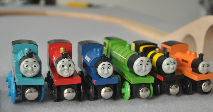 托马斯轨道木制玩具宜家拼装磁性小火车榉木toms组合玩具智力开发图片