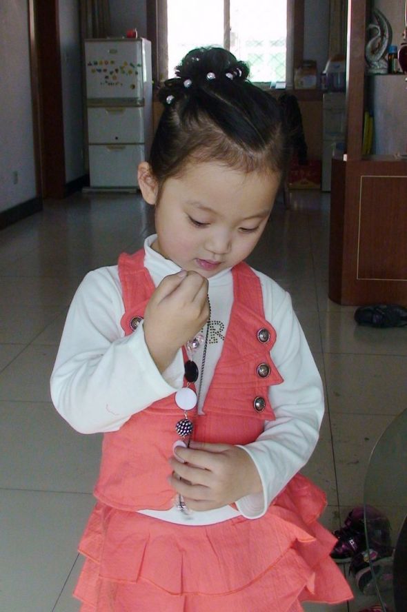 <em>小女孩发型</em>设计简单几步打造超美花苞头!小万