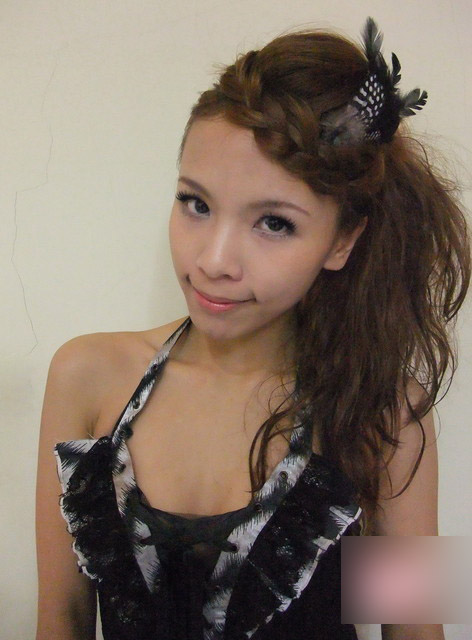 <em>发型</em>秀~~DI<em>时尚女生</em>卷发<em>发型</em>Y浪漫侧绑花!_fg