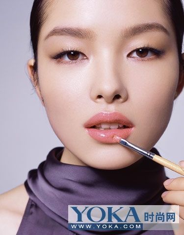 轻描淡最受欢迎的男生发型画 用彩妆赶走压力