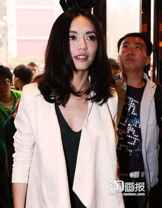 明星都爱<em>中长发</em> 蔡卓妍熟女巧用梨头<em>沙宣</em>头发