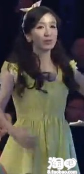 娄艺潇在20120106期年代秀上穿的衣服好漂亮