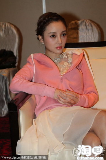 李小璐发布会上穿的这件粉色连帽卫衣是什么牌