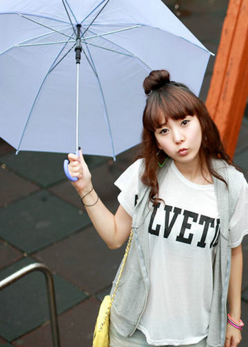 时尚女生<em>自然卷</em>的<em>头发怎么办</em>发型清纯唯美随意